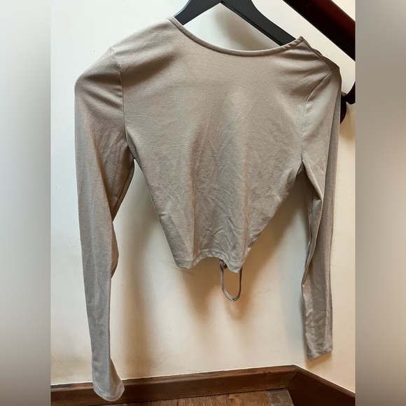 4th + Reckless size xs taupe crop top. Long sleeve with tie back - Picture 3 of 3
